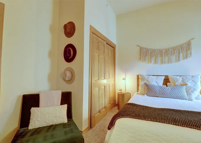 4 Bedrooms Apartment